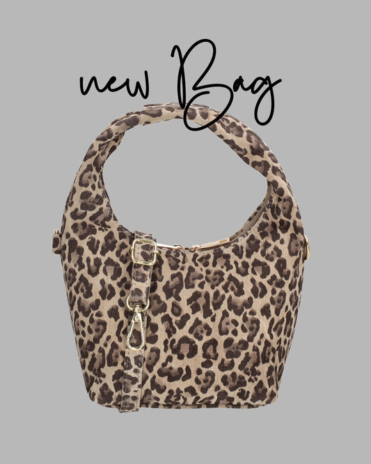 Zeitloser Chic trifft auf funktionales Design: Unsere neue Veloursleder-Tasche im Fokus