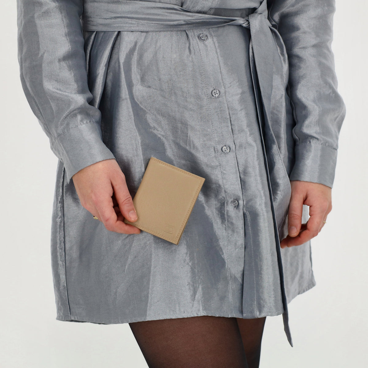 Kartenetui 8x10cm aus Leder in Helltaupe - leder-accessoires.com