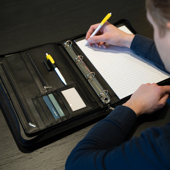 Dokumentenmappe|Organizer 27 x 35cm in Schwarz mit Metallklammer - leder-accessoires.com
