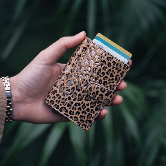 Kartenetui| Safty Wallet 7x10cm in Leo-Optik Weiß-Metallic mit Druckknopf - leder-accessoires.com
