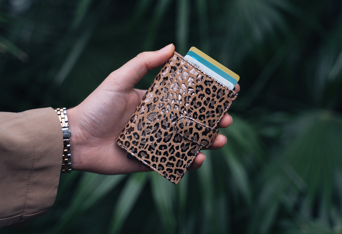 Kartenetui| Safty Wallet 7x10cm in Leo-Optik Weiß-Metallic mit Druckknopf - leder-accessoires.com
