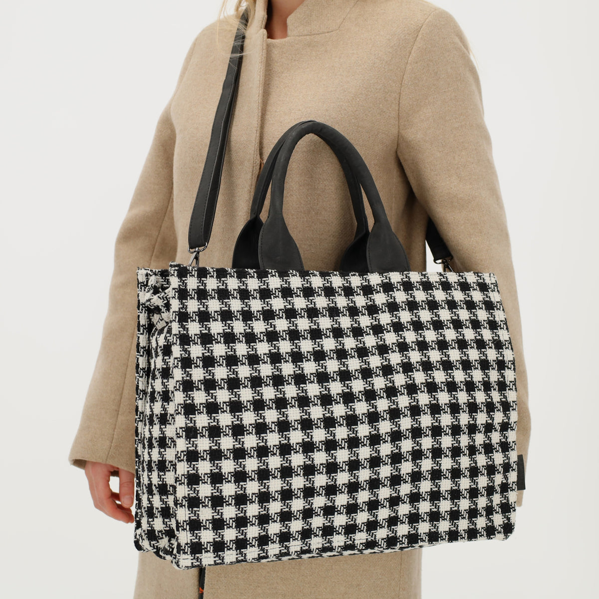 Shopper 41x32cm in Schwarz|Weiß im Pied-de-Poule-Look - leder-accessoires.com