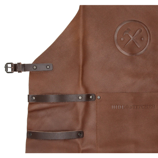 Lederschürze zum Grillen in Braun mit Lederhandschuh und Zange - leder-accessoires.com