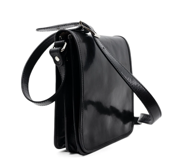 Umhängetasche|Messenger Bag 22 x 26cm in Schwarz aus Leder - leder-accessoires.com