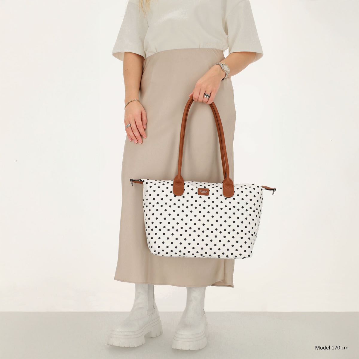 Schultertasche 42x25cm in Weiß | Punkte Schwarz aus Nylon - leder-accessoires.com