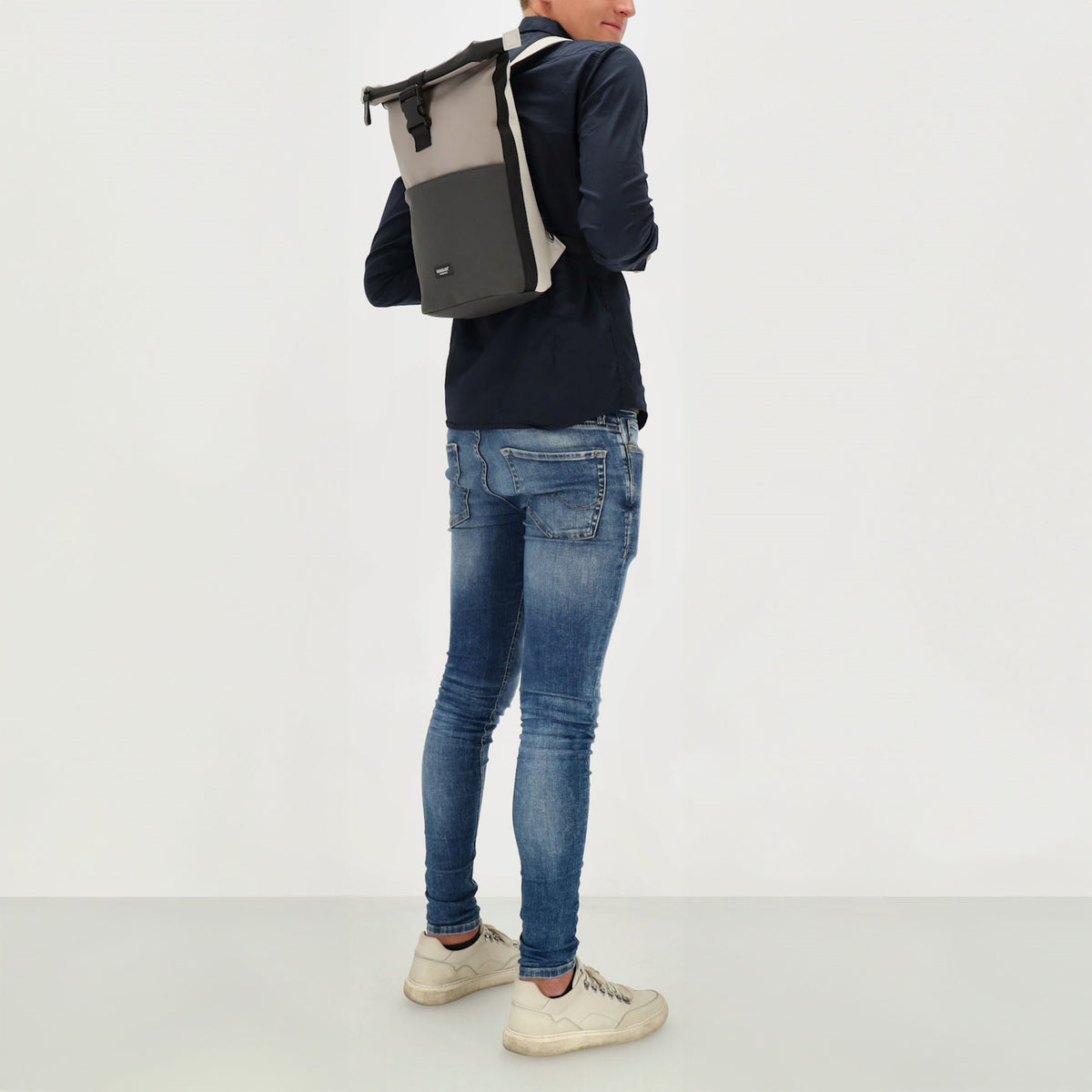 Rolltop-Rucksack 28x42cm in Grau mit Reißverschluss und Steckfach - leder-accessoires.com