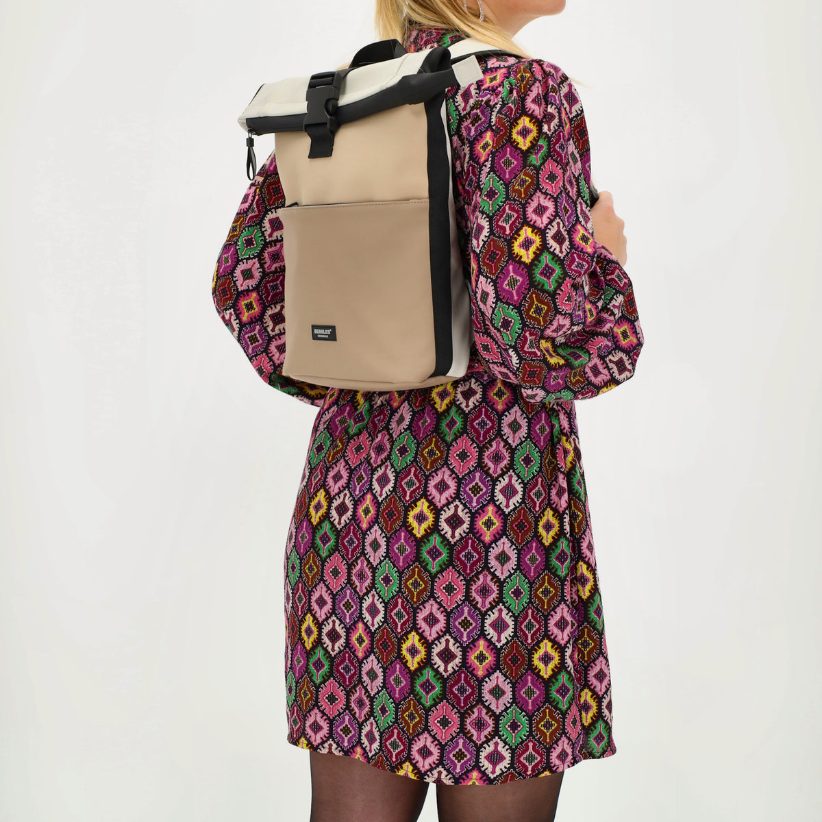 Rolltop-Rucksack 28x42cm in Beige mit Reißverschluss und Steckfach - leder-accessoires.com