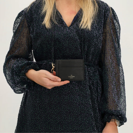 Kartenetui 11,5x8,5cm in Schwarz mit Karabiner - leder-accessoires.com
