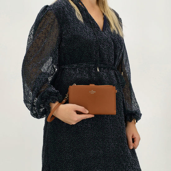 Börse|Handytasche 12x18,5cm in Cognac mit Umhängeriemen - leder-accessoires.com