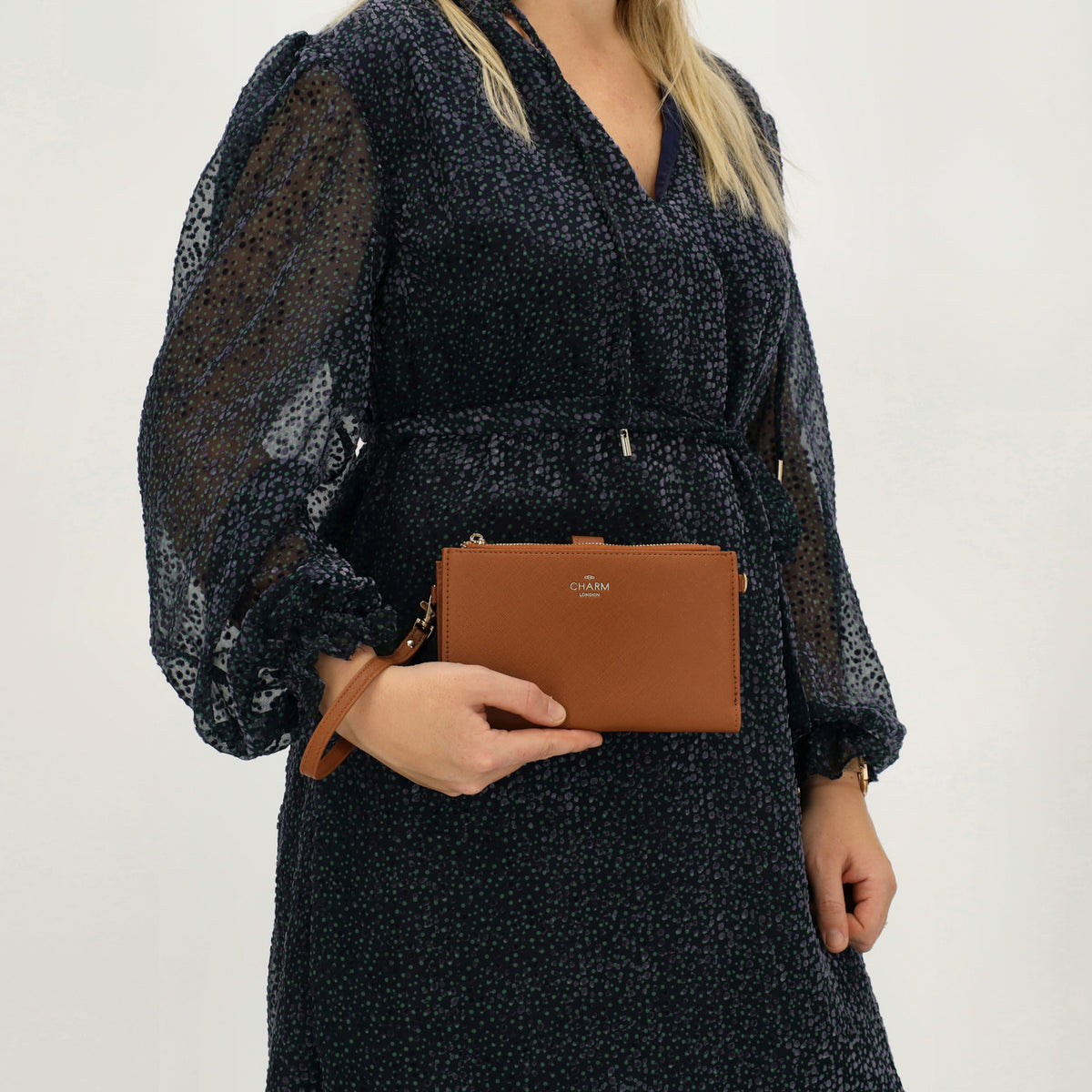 Börse|Handytasche 12x18,5cm in Cognac mit Umhängeriemen - leder-accessoires.com
