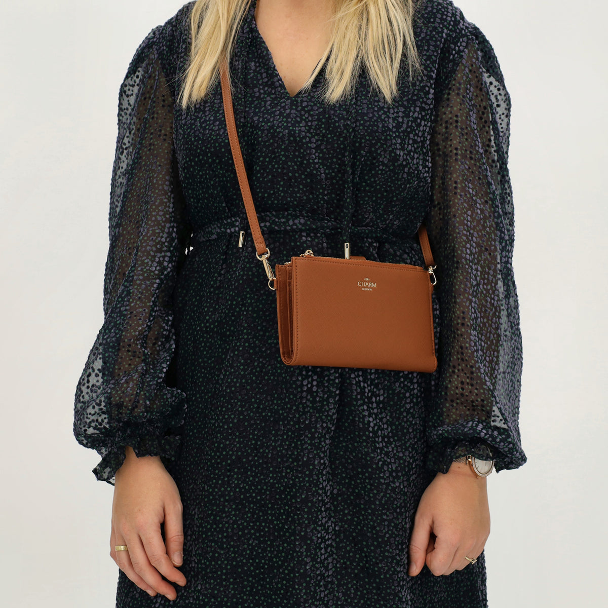 Börse|Handytasche 12x18,5cm in Cognac mit Umhängeriemen - leder-accessoires.com