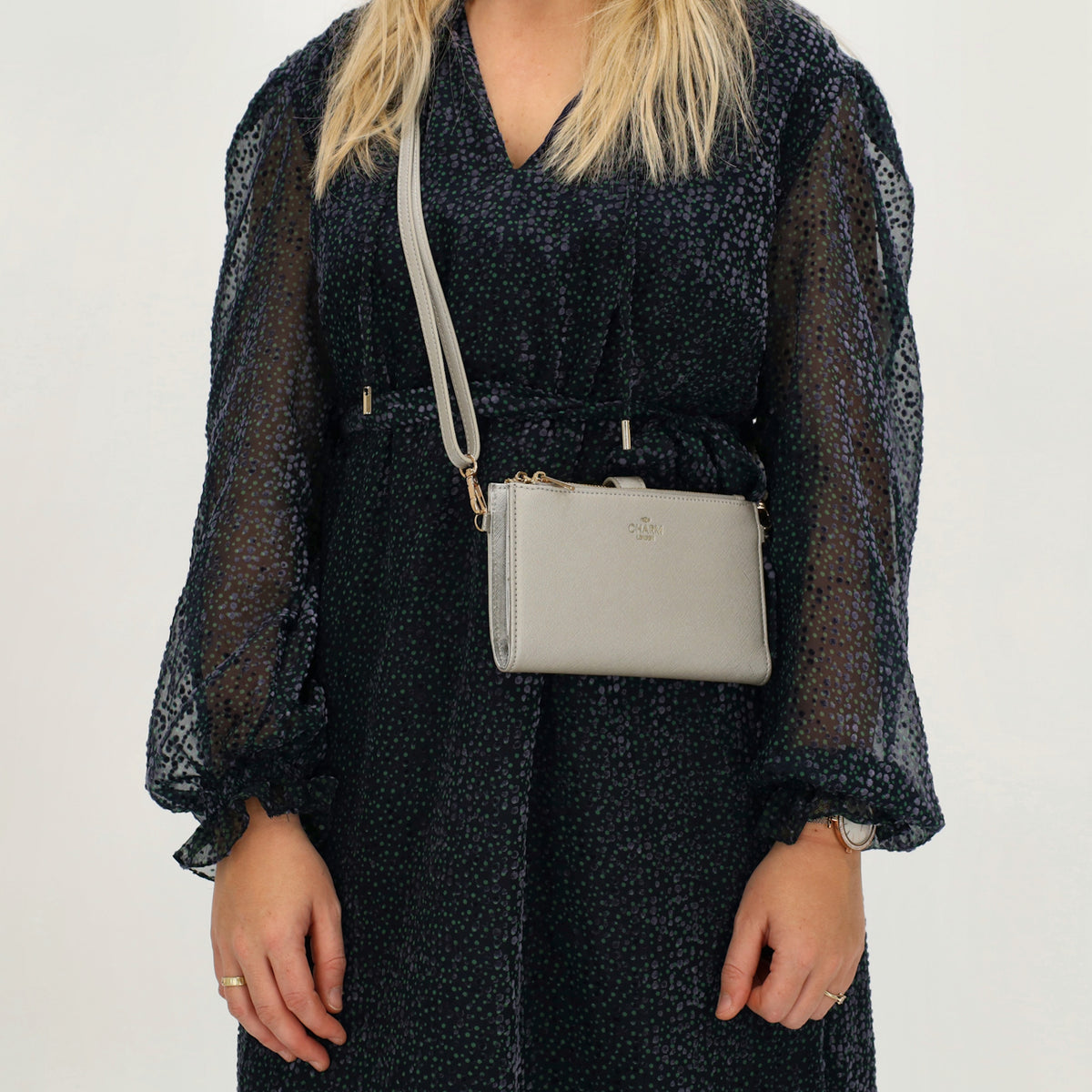 Börse|Handytasche 12x18,5cm in Silber mit Umhängeriemen - leder-accessoires.com