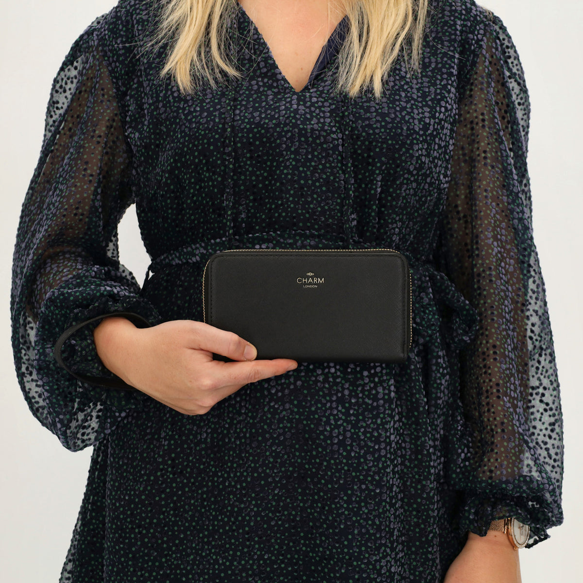 Börse 10x18cm in Schwarz mit Rundumreißverschluss und Handschlaufe - leder-accessoires.com