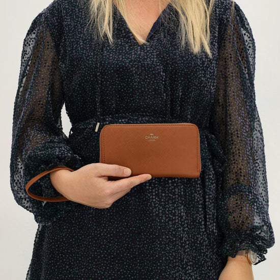 Börse 10x18cm in Cognac mit Rundumreißverschluss und Handschlaufe - leder-accessoires.com