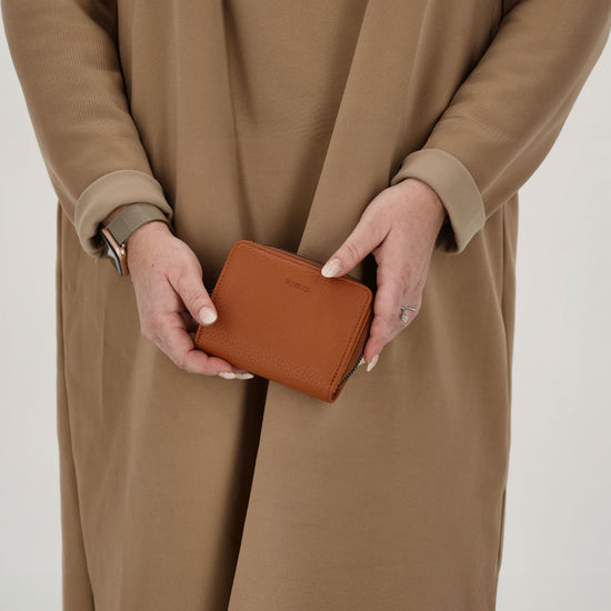 Damenbörse 12x9cm im Querformat in Cognac mit Druckknopf - leder-accessoires.com