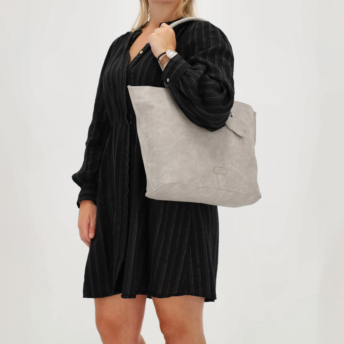 Shopper aus Kunstleder in Grau 46x31cm mit Reißverschluss - leder-accessoires.com