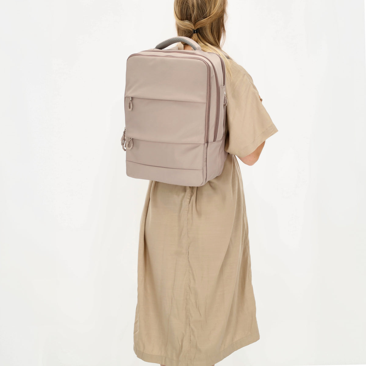 Businessrucksack 42 x 30cm in Taupe mit Reißverschluss und Aufsteckfunktion Trolley - leder-accessoires.com