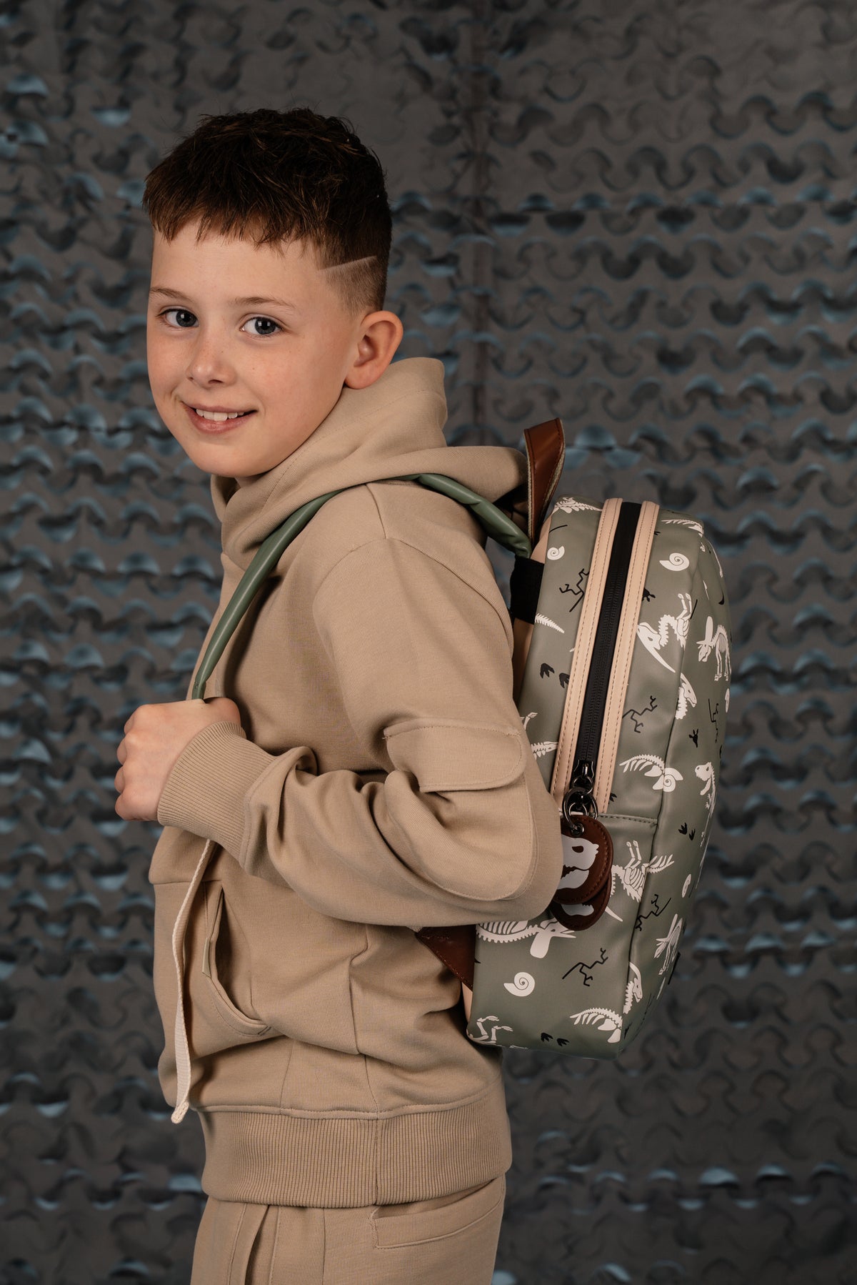 Kinderrucksack 25x35cm mit Dino-Muster in Grün - leder-accessoires.com