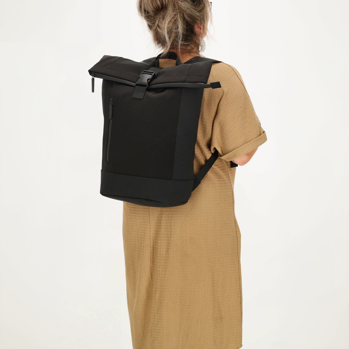 Rolltop-Rucksack 46x38cm in Schwarz mit Reißverschluss und Reißverschlussfach - leder-accessoires.com