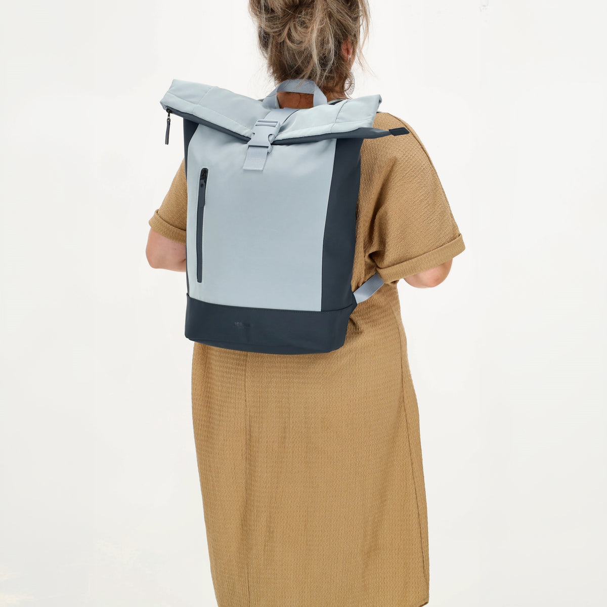 Rolltop-Rucksack 46x38cm in Hellblau mit Reißverschluss und Reißverschlussfach - leder-accessoires.com