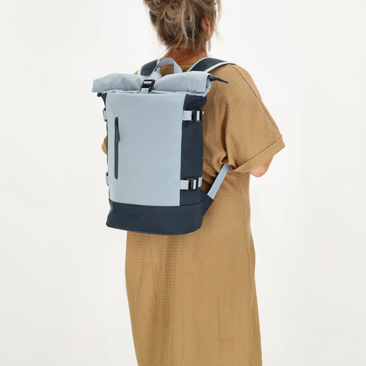 Rolltop-Rucksack 24x59cm in Hellblau mit Reißverschluss und Reißverschlussfach - leder-accessoires.com