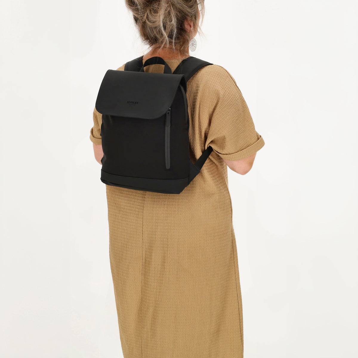 Rucksack 46x26,5x11,5cm in Schwarz mit Überschlag - leder-accessoires.com