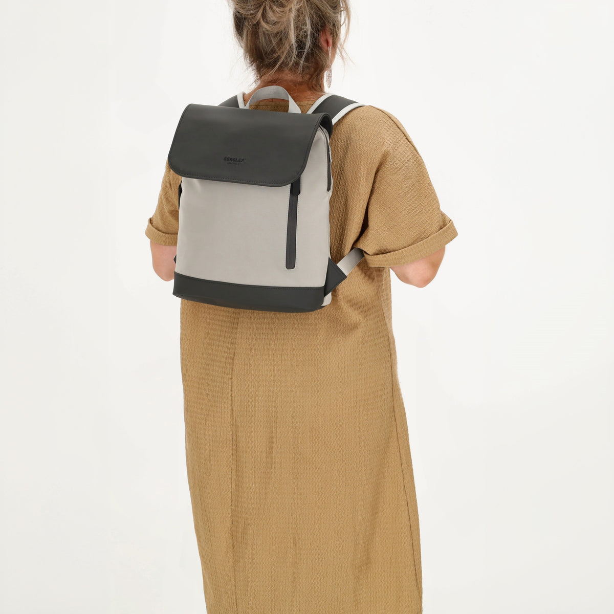 Rucksack 46x26,5x11,5cm in Hellgrau mit Überschlag - leder-accessoires.com