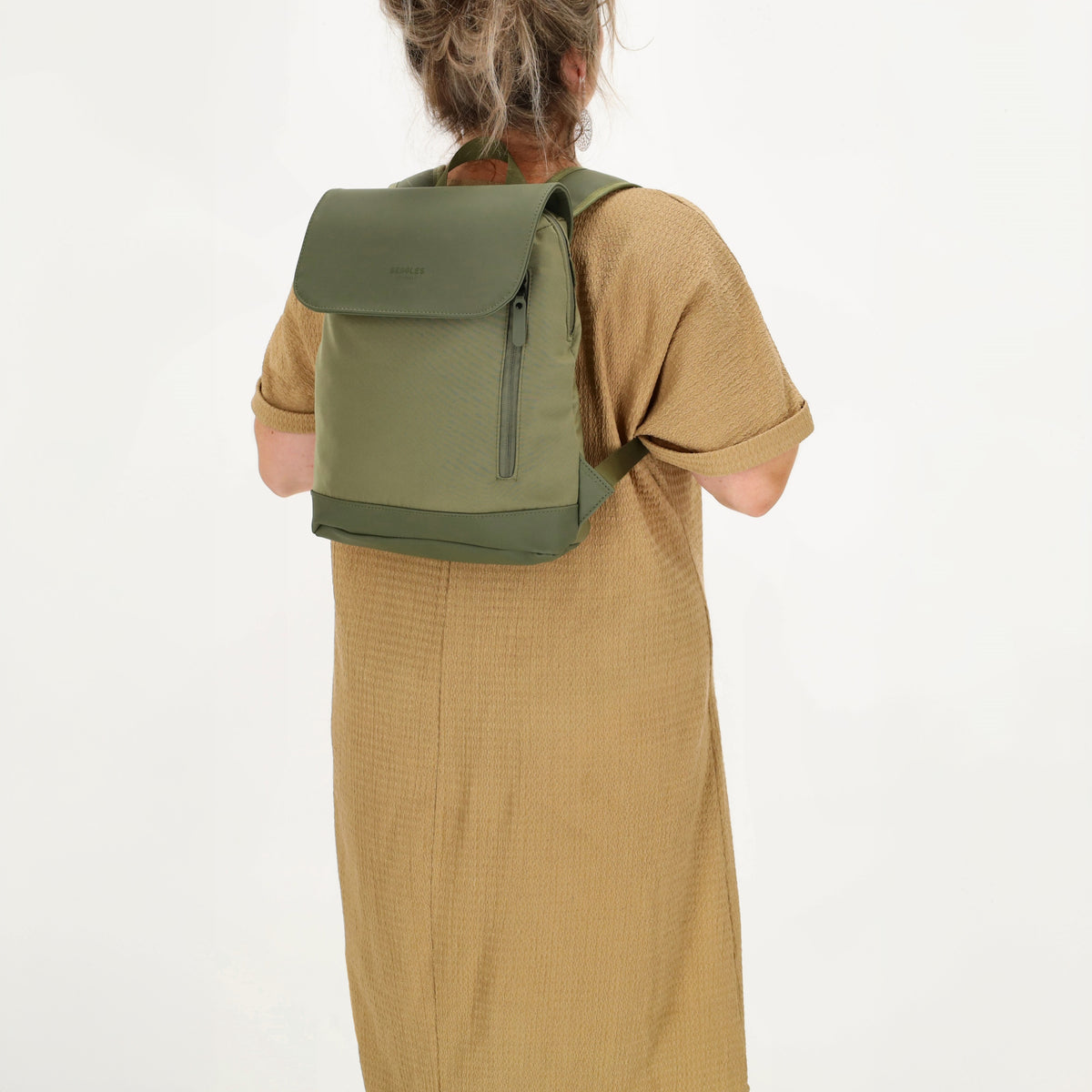 Rucksack 46x26,5x11,5cm in Olivgrün mit Überschlag - leder-accessoires.com