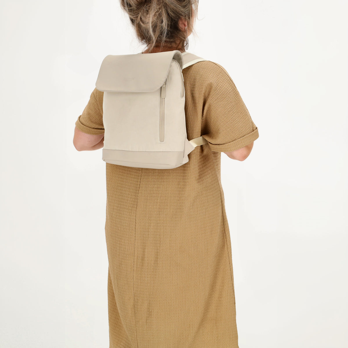 Rucksack 46x26,5x11,5cm in Creme|Beige mit Überschlag - leder-accessoires.com