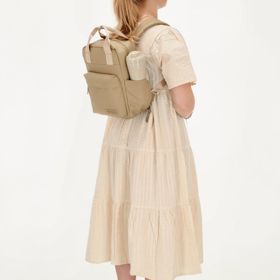 Rucksack Taupe 22,5x30cm wasserdicht – Stilvoller Alltagsrucksack mit Fächern - leder-accessoires.com
