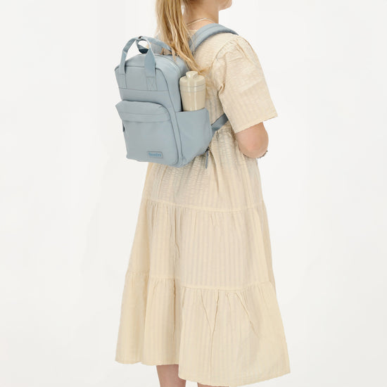 Hellblauer Wasserschutz-Rucksack 22,5x30cm mit Tabletfach & Organisation - leder-accessoires.com