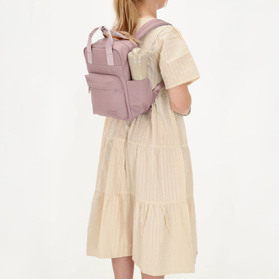 Altrosa Rucksack 22,5x30cm wasserdicht – Femininer Daypack mit Tabletfach - leder-accessoires.com