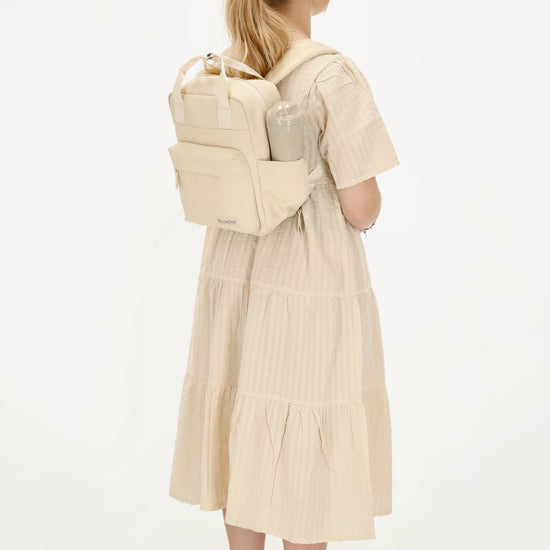 Cremefarbener Wasserdicht-Rucksack 22,5x30cm mit Tabletfach & Rückfach - leder-accessoires.com