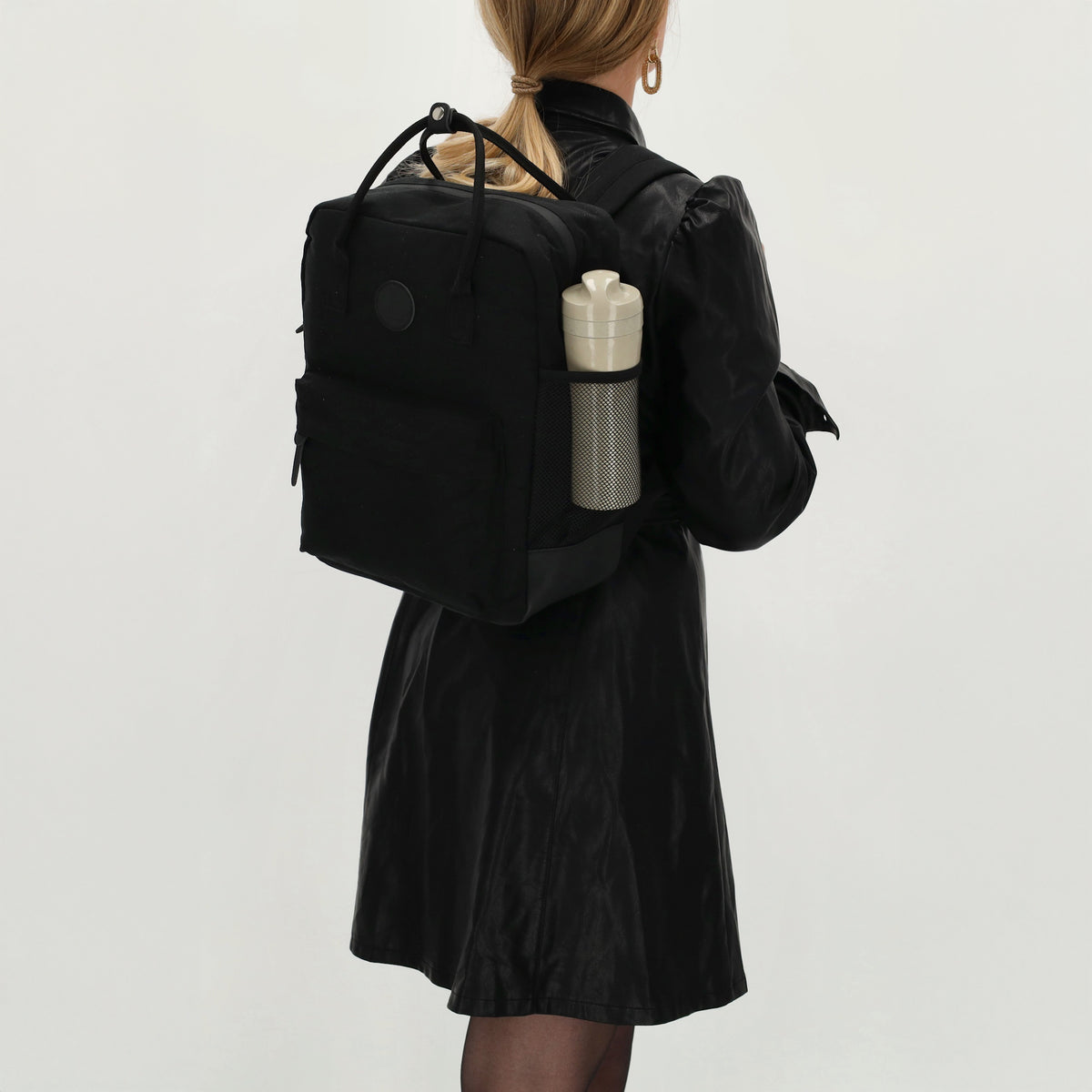 Rucksack 28x36,5cm in Schwarz mit Reißverschluss und Vortasche - leder-accessoires.com