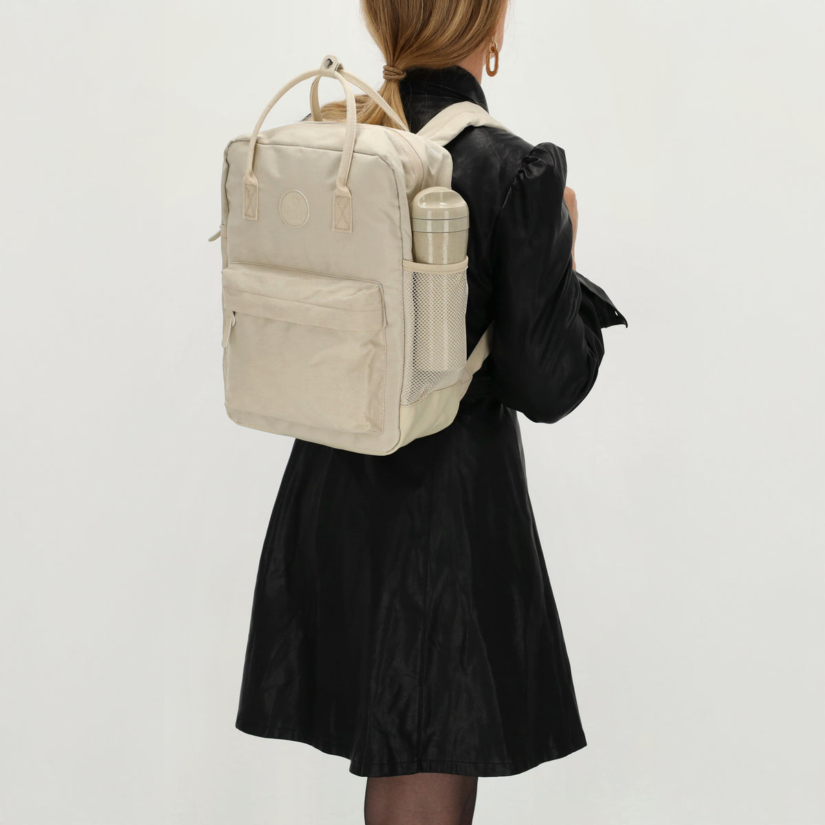 Rucksack 28x36,5cm in Beige mit Reißverschluss und Vortasche - leder-accessoires.com