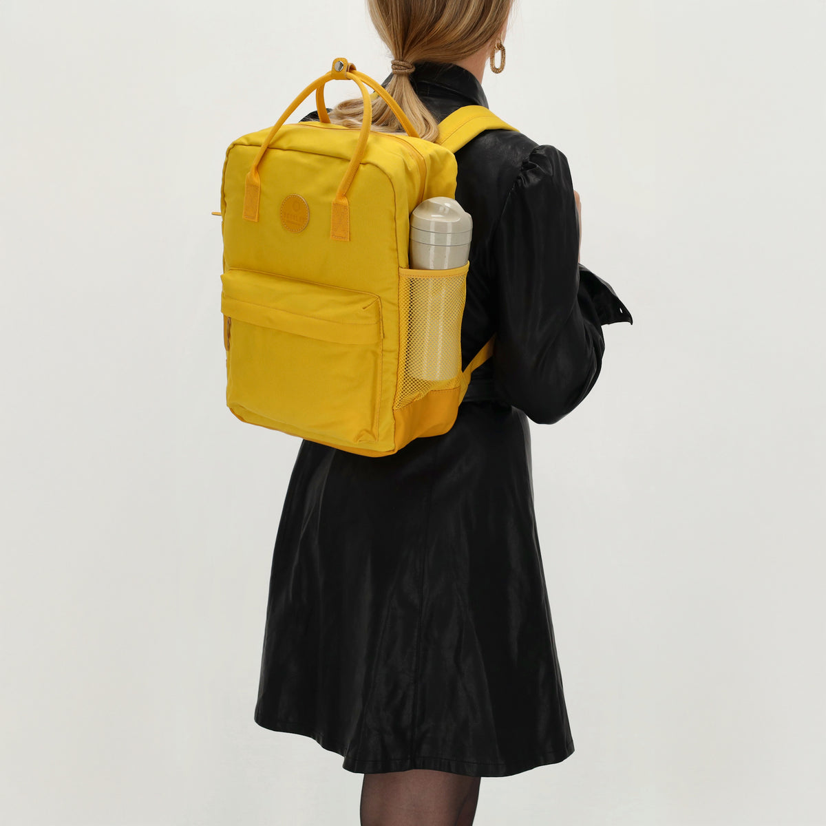 Rucksack 28x36,5cm in Gelb mit Reißverschluss und Vortasche - leder-accessoires.com