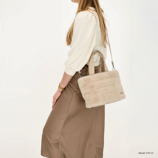 Shopper 30x21cm Beige aus Kunstfell mit Reißveschluss - leder-accessoires.com
