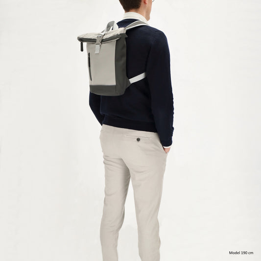 Rucksack 38x29cm in Grau mit Überschlag und Reißverschluss - leder-accessoires.com