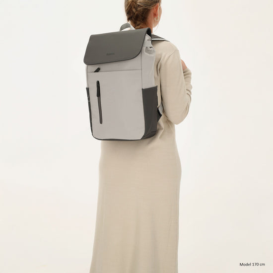 Grauer Laptoprucksack 26x41,5cm für 17,3 Zoll mit Trolleyband & Sicherheitsfach - leder-accessoires.com