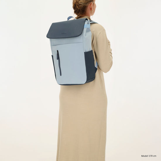 Hellblauer Laptoprucksack 26x41,5cm bis 17,3 Zoll mit vielen Fächern - leder-accessoires.com