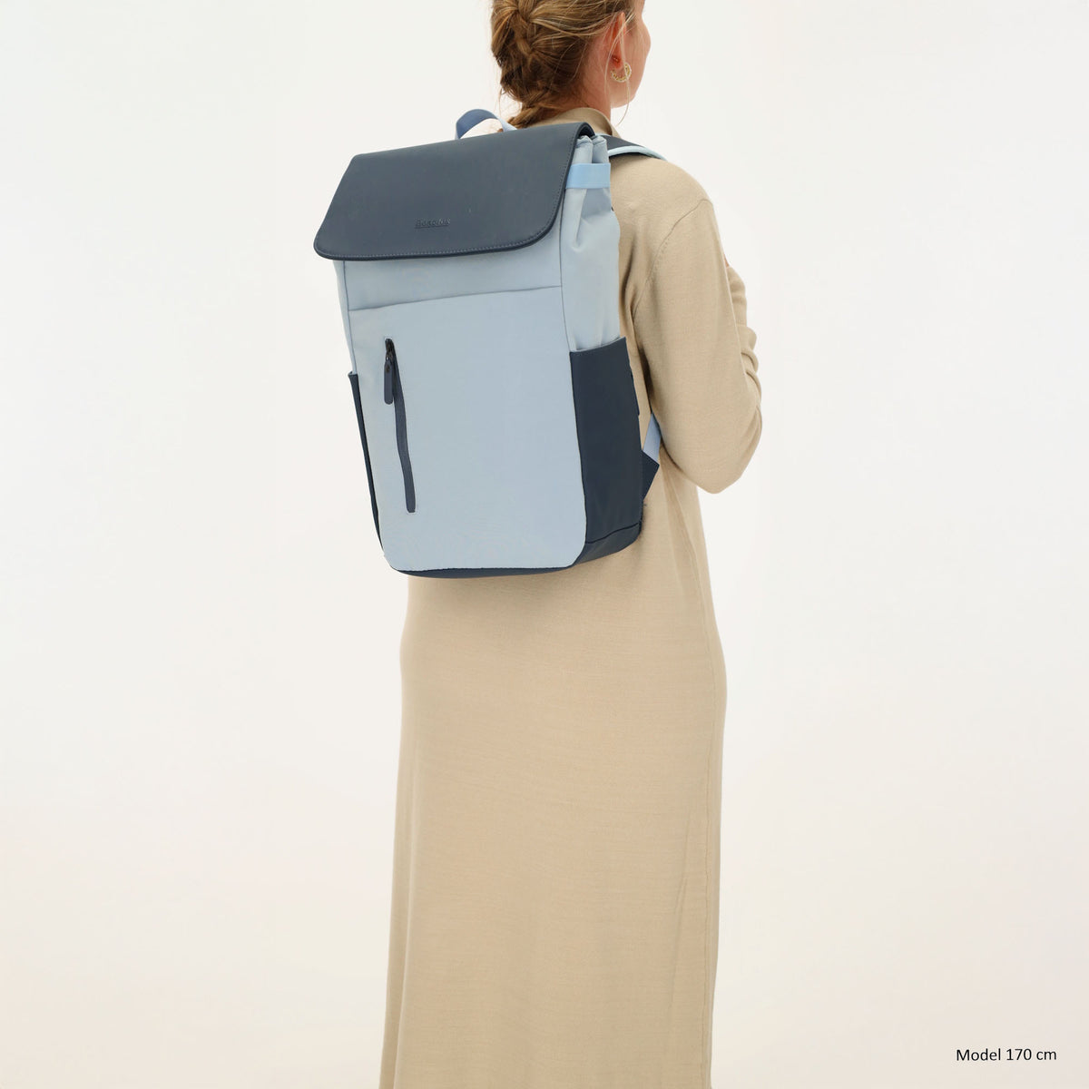 Hellblauer Laptoprucksack 26x41,5cm bis 17,3 Zoll mit vielen Fächern - leder-accessoires.com