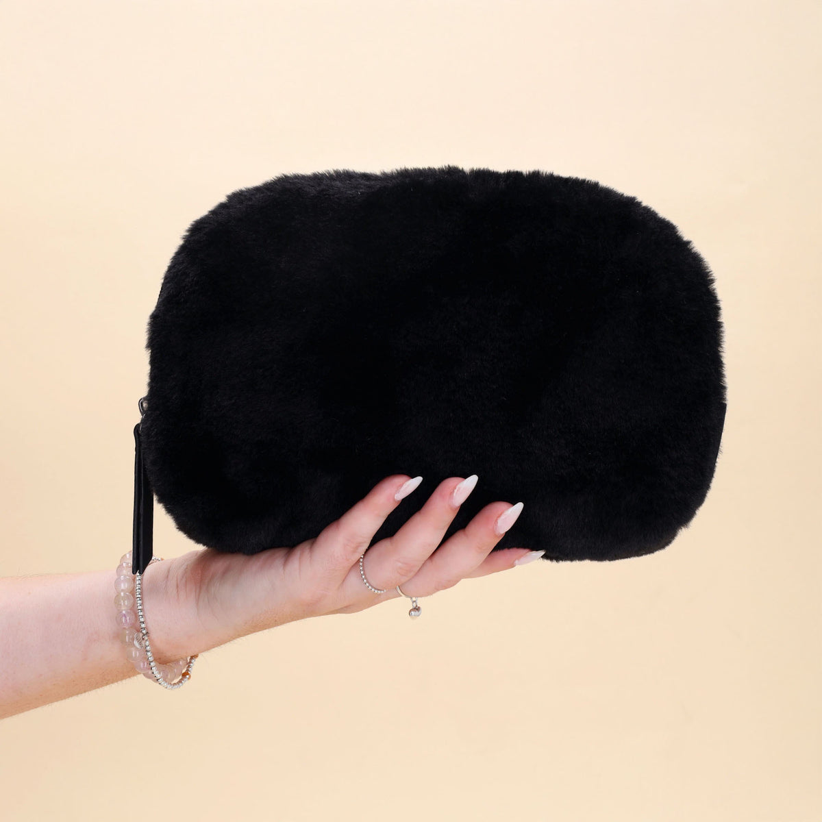 Schwarzer Kosmetikbeutel 23x16,5cm aus weichem Kunstfell – kompakt & praktisch - leder-accessoires.com