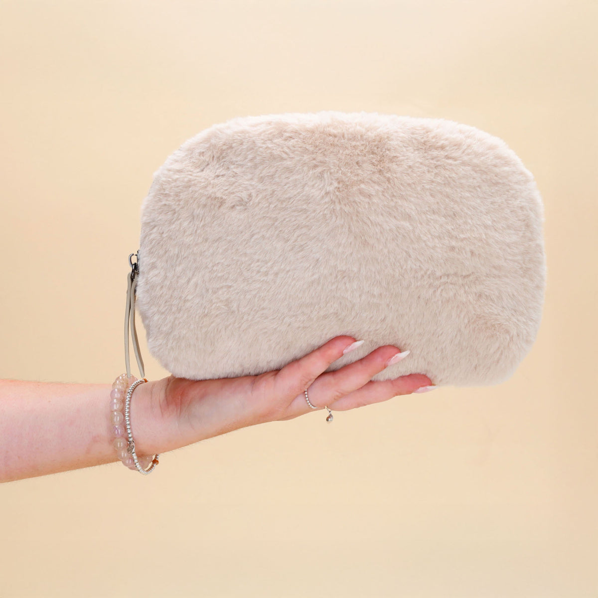 Cremefarbener Kosmetikbeutel 23x16,5cm aus weichem Kunstfell – kompakt & praktisch - leder-accessoires.com