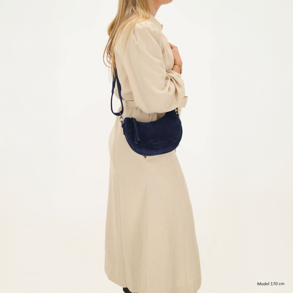 Blaue Wildleder Tasche 22x16cm Halbmond Sommer 2026 - leder-accessoires.com