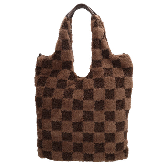 Shopper aus Kunstfell in Braun mit Karomuster – Große Damentasche 33,5x58 cm mit Reißverschluss - leder-accessoires.com