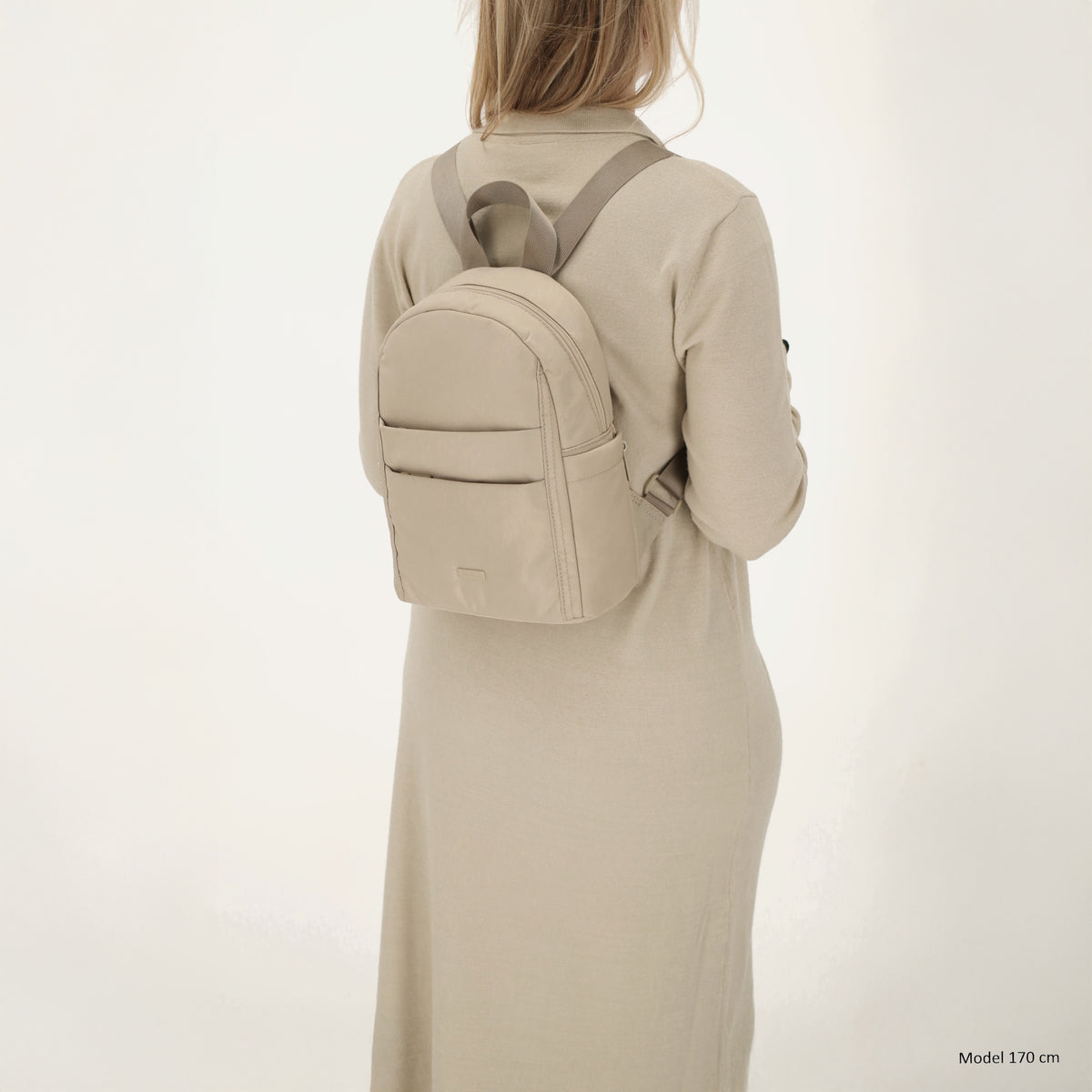 Cityrucksack 29x23cm in Helltaupe mit Reißverschluss - leder-accessoires.com