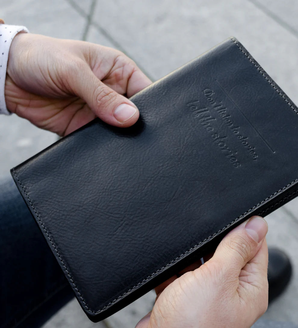 Briefmappe| Passhülle 14,5 x 20,5cm in Schwarz mit Druckknopf - leder-accessoires.com