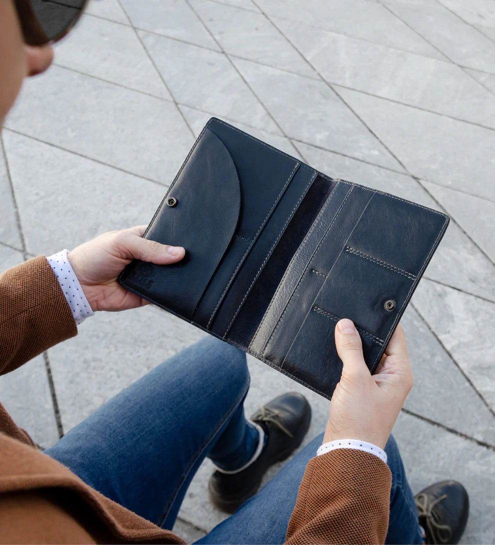 Briefmappe| Passhülle 14,5 x 20,5cm in Schwarz mit Druckknopf - leder-accessoires.com