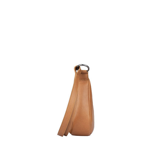 Umhängetasche in Bananenform 27x15cm in Cognac mit Reißverschluss - leder-accessoires.com