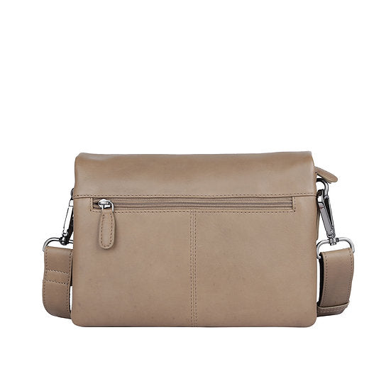 Umhängetasche aus Leder in Taupe|Grau mit Überschlag - leder-accessoires.com